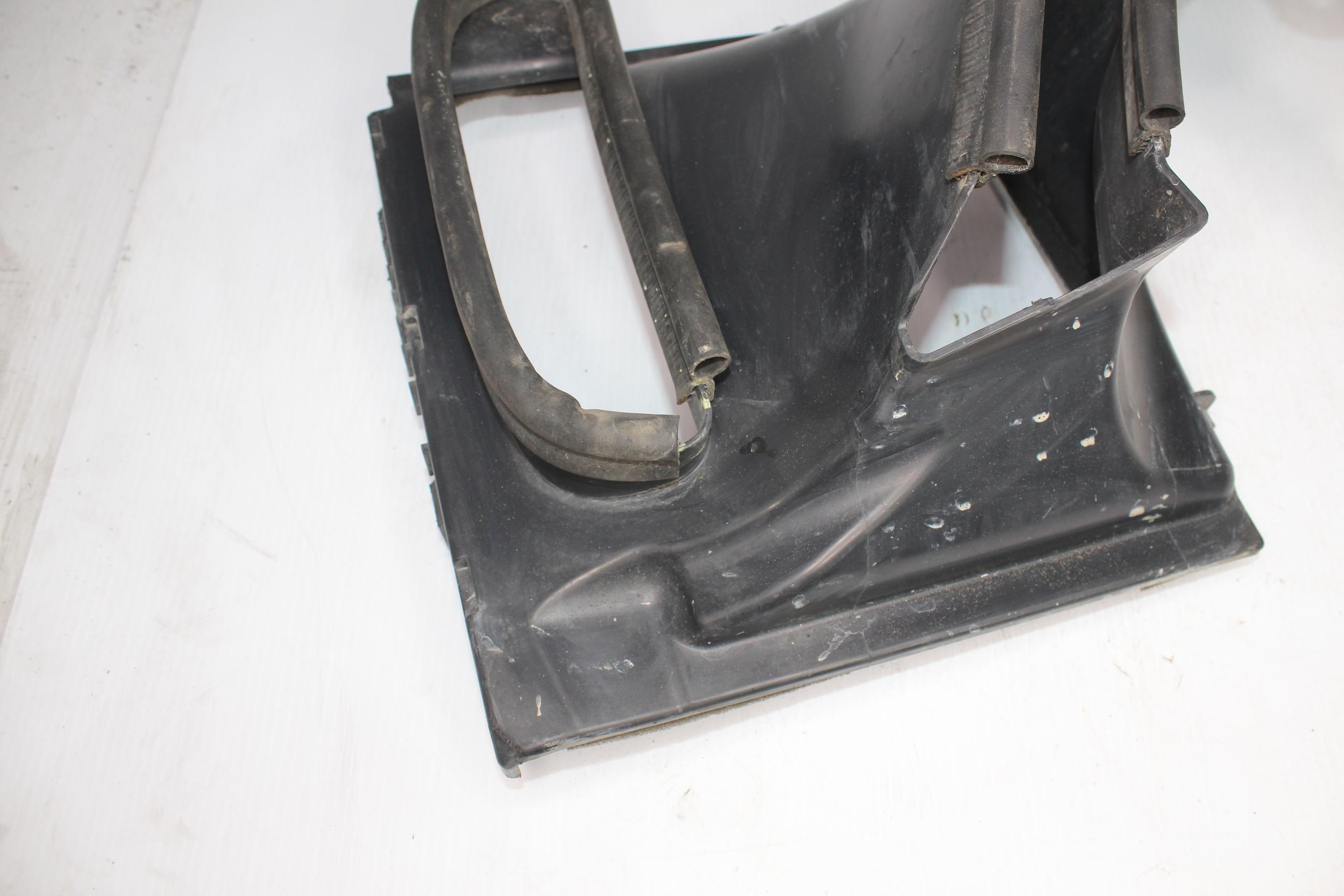 Land Rover L462 Discovery 5 Right RH Air Guide Deflector LR081641, LR126065 - Image 4
