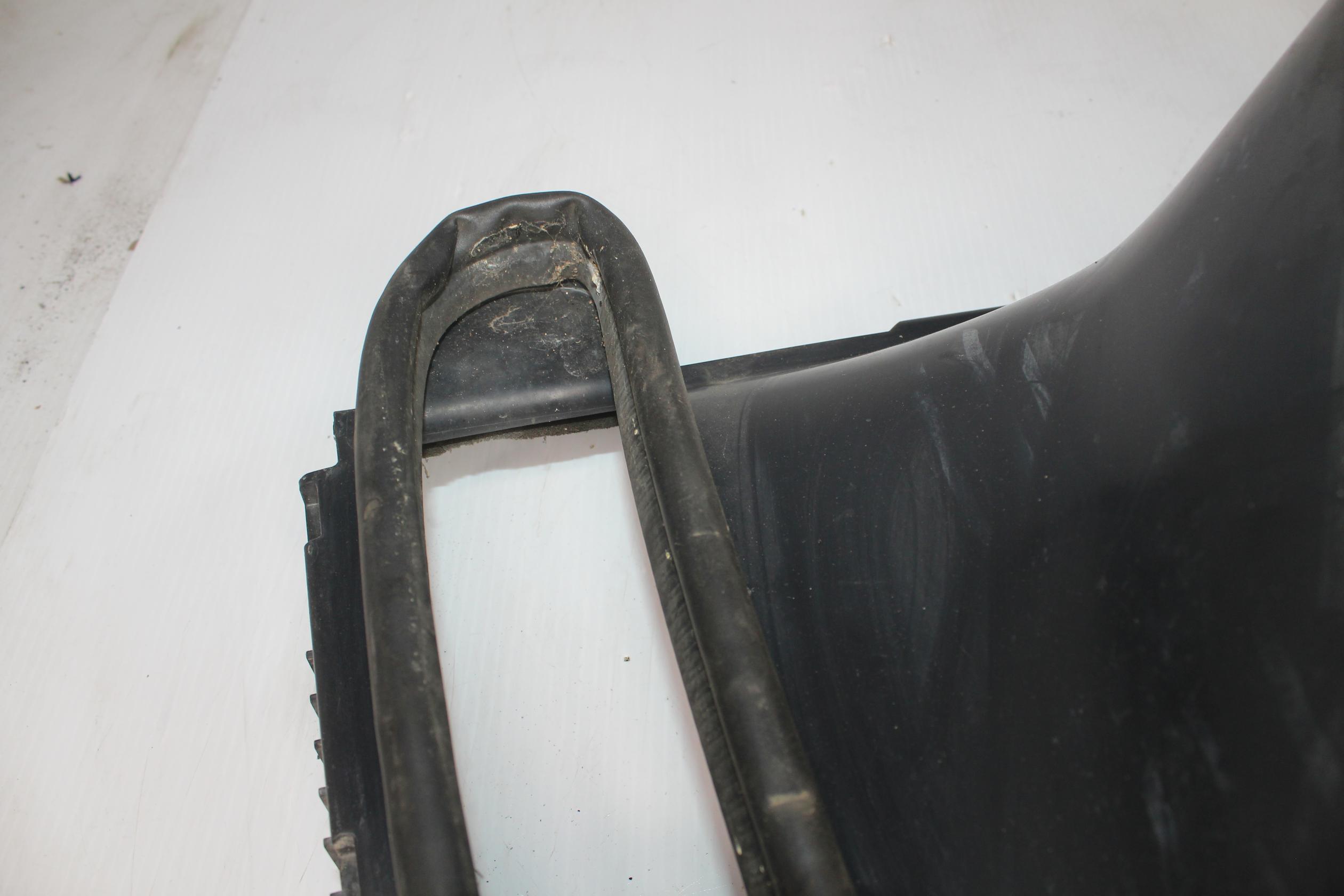 Land Rover L462 Discovery 5 Right RH Air Guide Deflector LR081641, LR126065 - Image 5