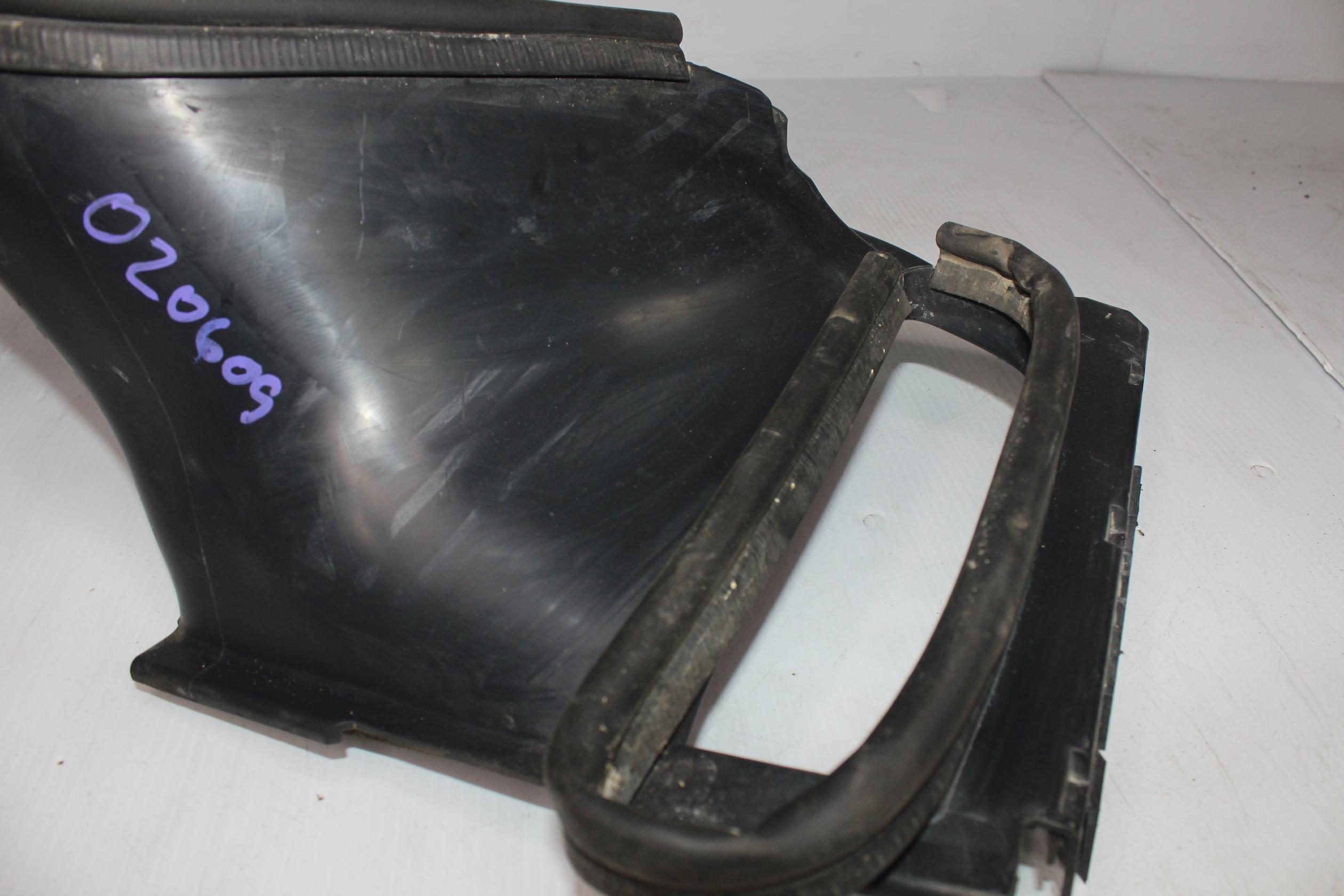 Land Rover L462 Discovery 5 Right RH Air Guide Deflector LR081641, LR126065 - Image 7