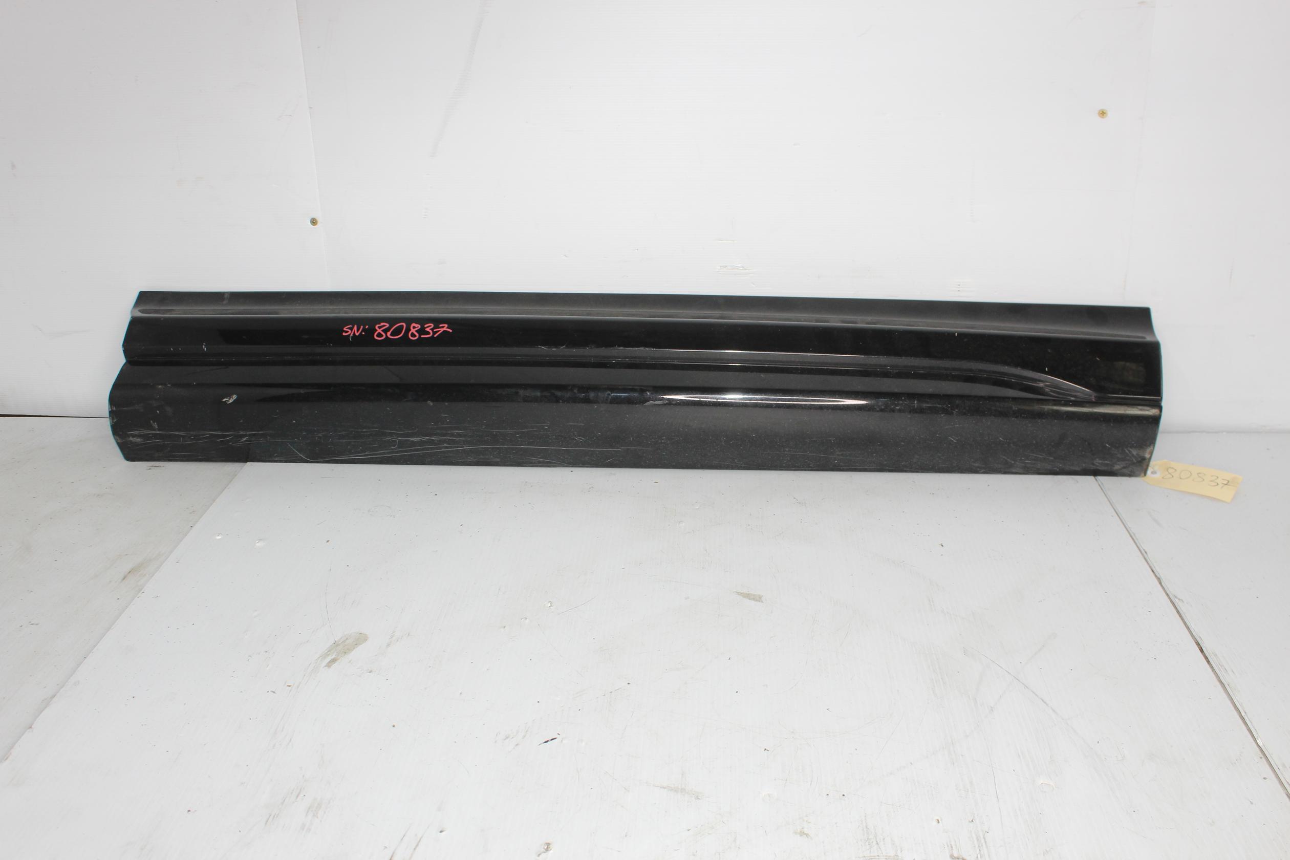 Range Rover Sport SVR L494 Front Right Door Mould Trim LR062228 - Image 1